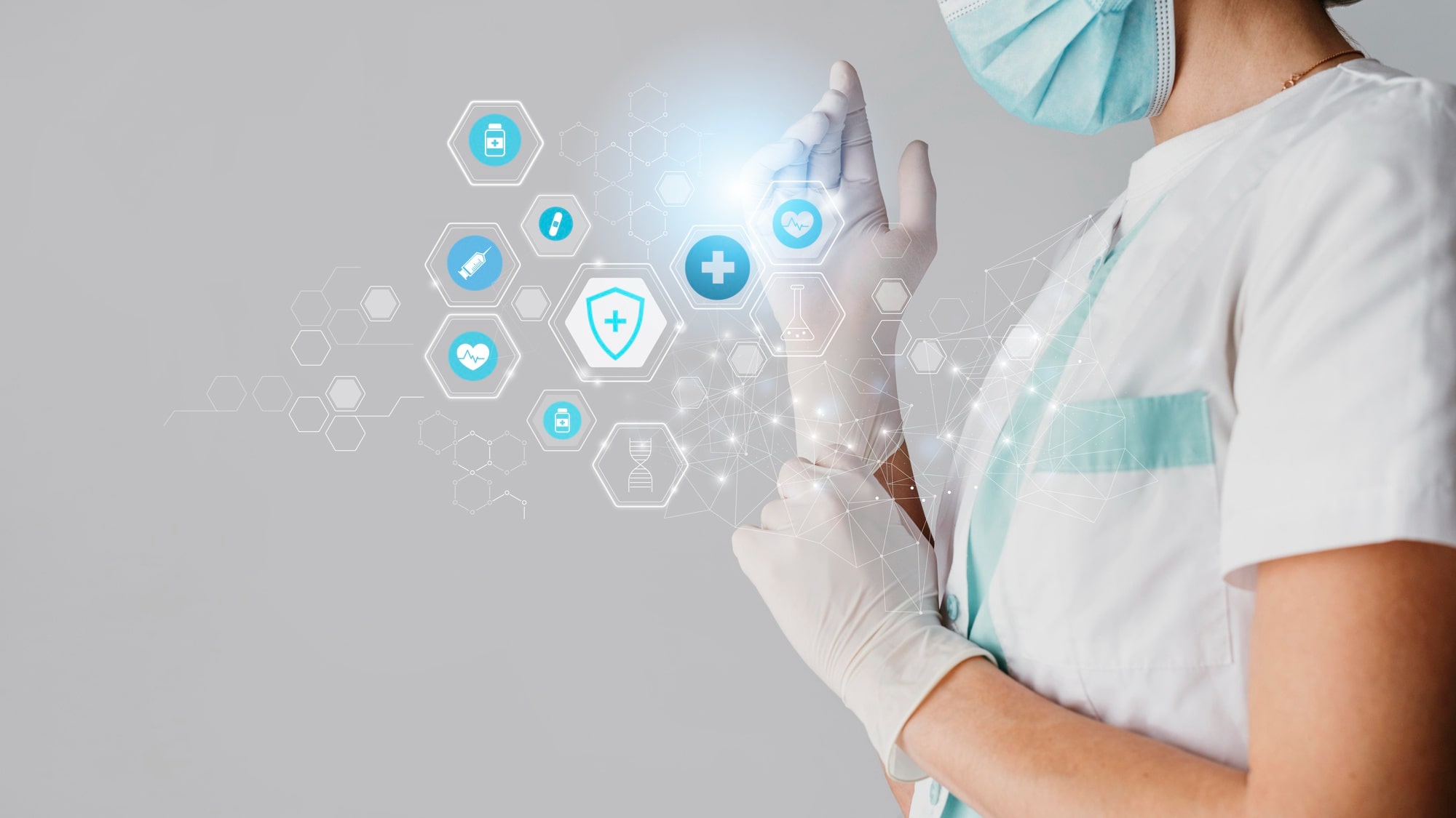 Medica mostrando distintos servicios médicos