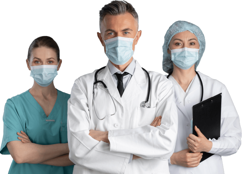 3 médicos mirando con tapabocas.